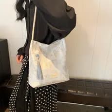 Bolsa de ombro feminina de luxo leve, estilo retrô chinês, bordada em seda, modelo 2024, moderna e de grande capacidade.