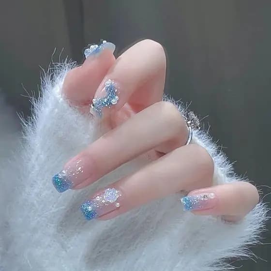 Unhas Postiças Transparentes Brancas com Glitter Azul Aurora Camélia 3D, Adesivos Criativos para Unhas que Realçam o Bri