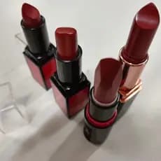 Batom caseiro, cor "Vermelho da Tia", vermelho vintage autêntico, um "realçador de charme masculino"...