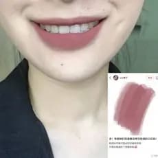 Batom Matte Cool Gray Pink da Color Myth para pele oliva, batom matte natural que realça a tez e faz os lábios parecerem