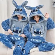 Pijama de Inverno em Flanela Coral para Casal Stitch - Conjunto com Capuz e Meias Antiderrapantes XEQK