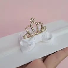 Laço MICRO 5CM Com Coroa Luxo - Branco - Batizado - Casamento - Daminha