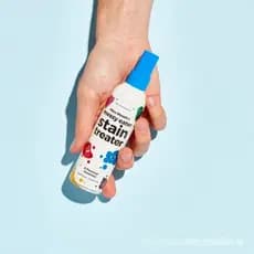 Projetado para resolver problemas de poluição, vem com spray de limpeza oral e lenços removedores de manchas - um item i