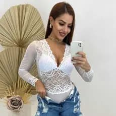 Body Feminino de Renda e Tule Manga Longa Decote em V Com Bojo