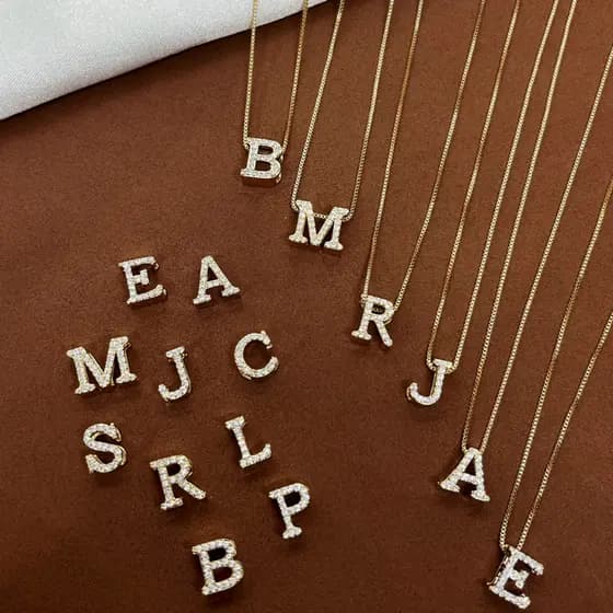 Colar Letra Cravejado cm  Zircônias Moeda Antiga Banhado Ouro 18k 45cm