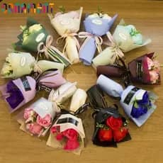 Bouquet De Simulação De Rosas Três Sabonetes Sabonete De Mãe Cravos Rosa/Toque Real Decorativo Mão Segurando Flores/Dia Dos Namorados Festa De Aniversário De Casamento