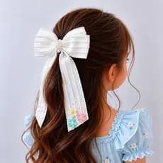 Laço Pontas Virginia Branco Infantil com Flores Delicadas e Pérolas | Laço Grande Elegante para Meninas