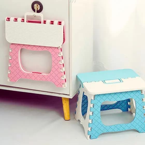 Mini Banquinho Dobrável Infantil Banqueta Plástica Banco Com Alça Prático Portátil Passeio Camping Banqueta até 30kg