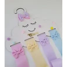 Porta laço e organizador com nome personalizado em acrílico cabide MDF personalizado infantil.