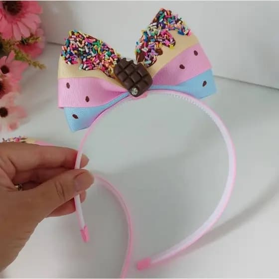 tiara ou arquinho de fita em pé personalizado doces guloseimas chocolate granulado.