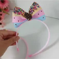 tiara ou arquinho de fita em pé personalizado doces guloseimas chocolate granulado.