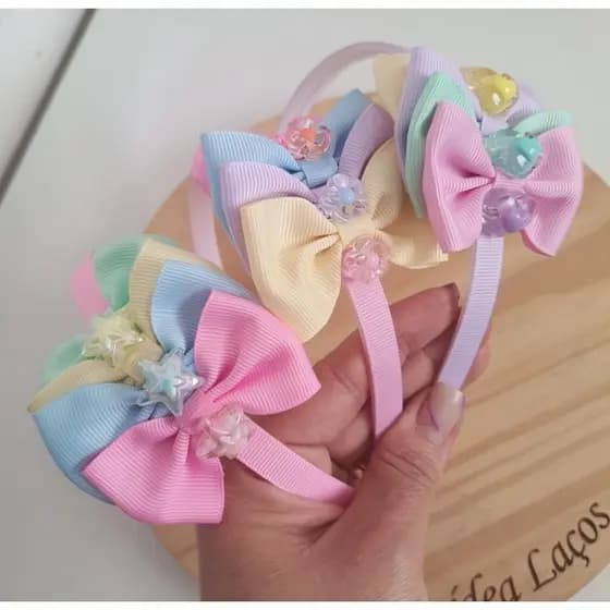 tiara ou arquinho infantil gravatinha decorado coração ou flor, laço escolar.