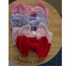 Faixa de bebê menina laço infantil com pompom.