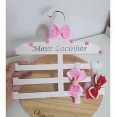 Porta laço de bebê, cabide organizador de laços menina infantil decorado faixinha meia seda enxoval.