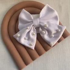 Laço Branco Pérolas Crepe Clássico Delicado Feminino Médio
