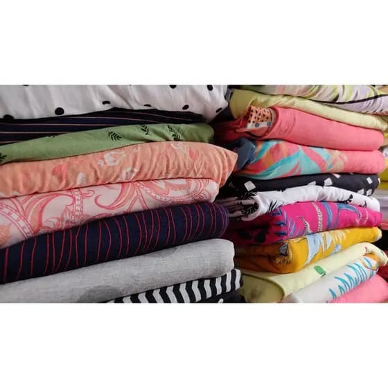 Kit de Retalhos de Tecido na Malha Viscolycra Lisa com Estampada - 4 kg - Rendimento de 10,8 a 11,6m/kg.