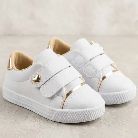 Tênis Infantil Menina Moda Blogueirinha branco com coração e detalhes dourado