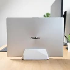 Suporte Vertical para Notebook Estilo Minimalista | Organização, Estilo e Estabilidade na Sua Mesa