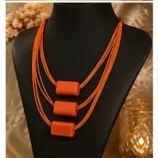Colar maxi coral/laranja com cordões e pingentes geométricos