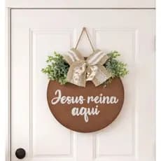 Guirlanda Farmhouse Rústica para Porta de Entrada | Placa Decorativa MDF 22cm | Jesus Reina Aqui