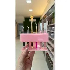 porta pinças rosa com capacidade para 6 pinças.