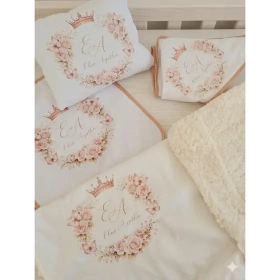 KIT Cobre Leito Maternidade 5 pç Personalizado com nome Manta + Travesseiro + Toalha + 2 fraldinha