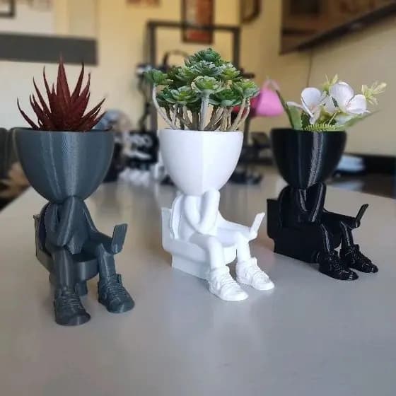 Vaso Bob no banheiro com tênis e iPhone / 12 cm