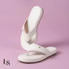 Chinelo feminino de dedo flat form com detalhe de coração