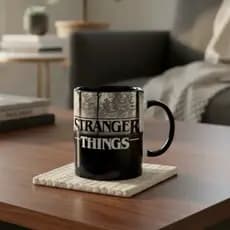 Caneca preta Stranger T em porcela 325 ml