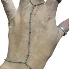 pulseira de mão prateada bolinhas
