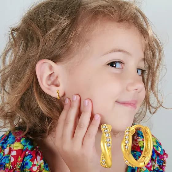 Brincos Pequenos Fofos De Ouro 18K Vnox CZ Torcidos Para Bebês Gilrs , Joias De Orelha Hipoalergênicas Presente