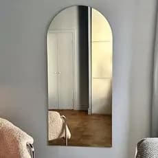 Espelho decorativo Capela 70 x 20cm de vidro com fita para fixação na parede, guarda roupa