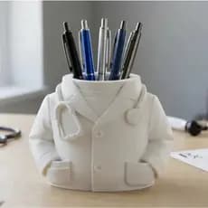 Porta Lápis e Canetas Médico Masculino - Organizador de Mesa Temático Medicina - Cores Preto, Branco e Cinza