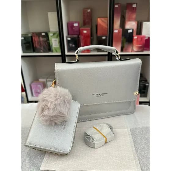 bolsa pequena feminina transversal prata com pom pom e com carteira