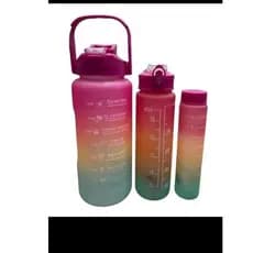 Confira Kit Garrafas 3 em 1 garrafas 2L 900ml 300ml Squeze Academia Treino Tie Dye com adesivos com 63% de desconto!