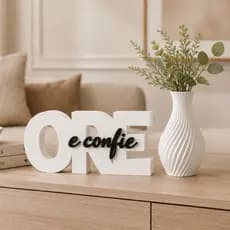 Kit Decorativo Vaso e Letreiro Ore e Confie Enfeite Para Sala Quarto Cantinho De Oração Religioso