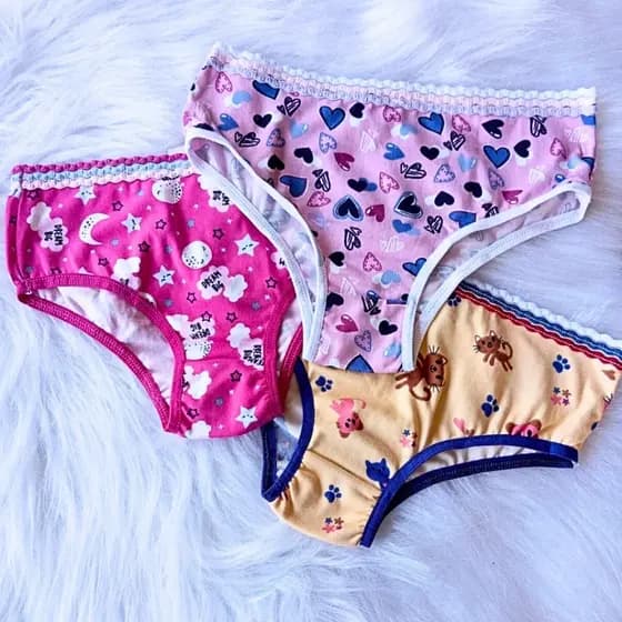 Kit  3 Calcinha Infantil de Suede Estampada Modelo Calçolinha Tecido Aveludado Feminina Com Elástico Esmpas de Criança