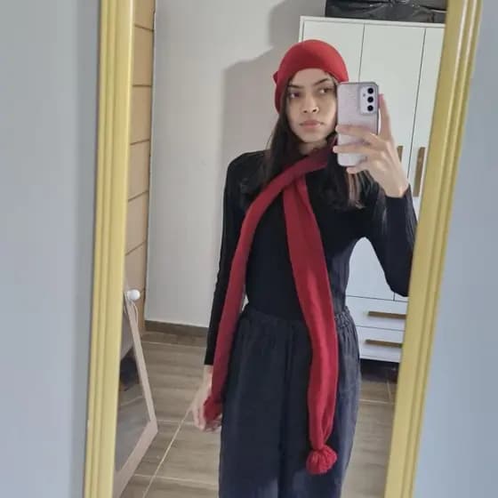 2 em 1, touca com cachecol grudado.