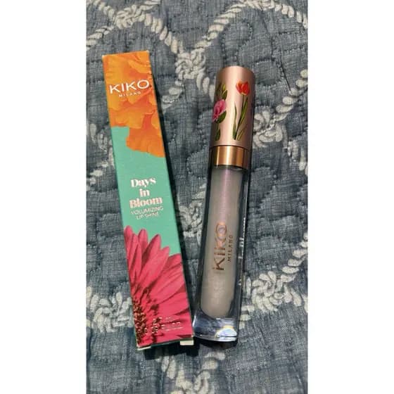 Days in Bloom Volumizing Lip Shine 01 Lilac Waves da Kiko