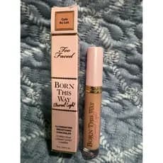 Corretivo Iluminador cor Cafe au Lait da too faced