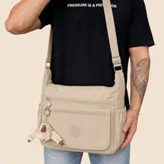 Bolsa Casual Transversal Modelo Croosbody Com Chaveiro Macaquinho Pelúcia