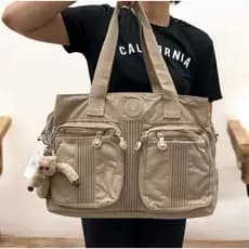 Bolsa Femnina Transversal de Ombro Grande em Nylon Cabe Notebook Bolsos Frontais