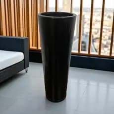 Vaso para Planta em Polietileno Grande Coluna Ibiza 71cm Preto Liso Cores Marmorizados com Prato