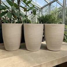 Kit 3 Vasos Planta em Polietileno Coluna Bojo Texturizados 38x31cm Decoração Casa com Prato Coletor