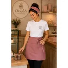Kit Uniforme Confeitaria Personalizado Com Logo Bordado Camiseta Avental Faixa Profissional Feminino