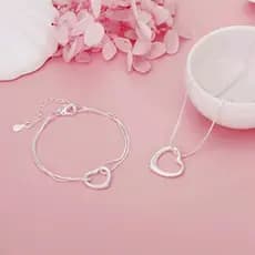 CONJUNTO DE COLAR E PULSEIRA FORMATO DE CORAÇÃO