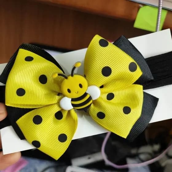 Laço Infantil Abelhinha – Acessório de Cabelo Temático Amarelo com Poá