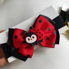 Laço Infantil Joaninha – Acessório de Cabelo Temático Vermelho com Poá