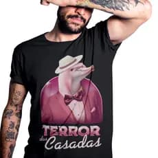 Camiseta Terror Das Casadas, Boto Cor de Rosa Meme Engraçada, Camisa 100% Algodão Com Envio Imediato de Até 24h.