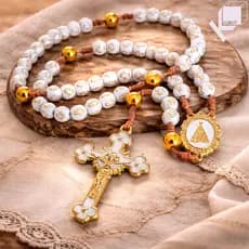 Terço Nossa Senhora Aparecida Branco com Detalhes Dourados Rosário Devoção Elegante para Presentear